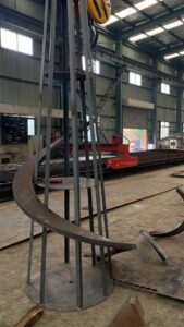 tapered screw conveyor flight for screw feeder and flow control