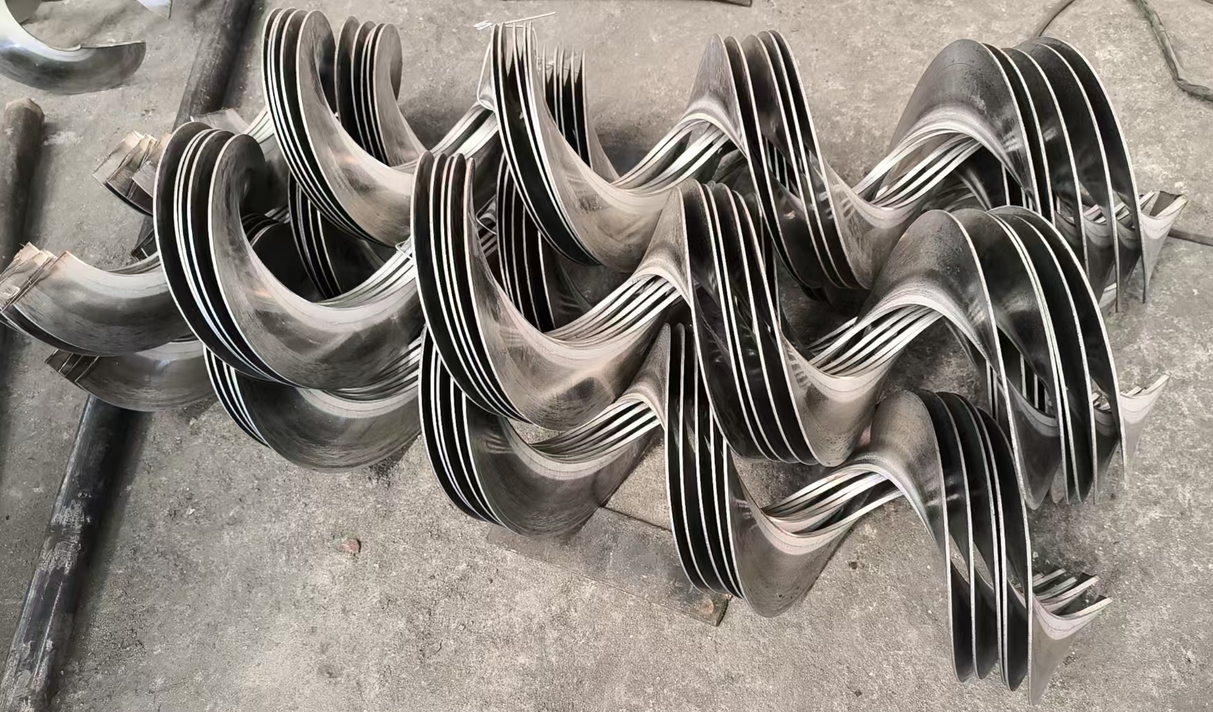 cold rolled screw flight with high wear resistance edge