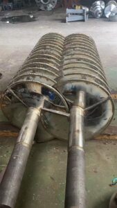 Screw conveyor shaft with reinforced support plate and heavy-duty structure