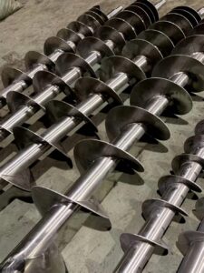 Stainless steel screw conveyor shaft with welded screw flights for material conveying