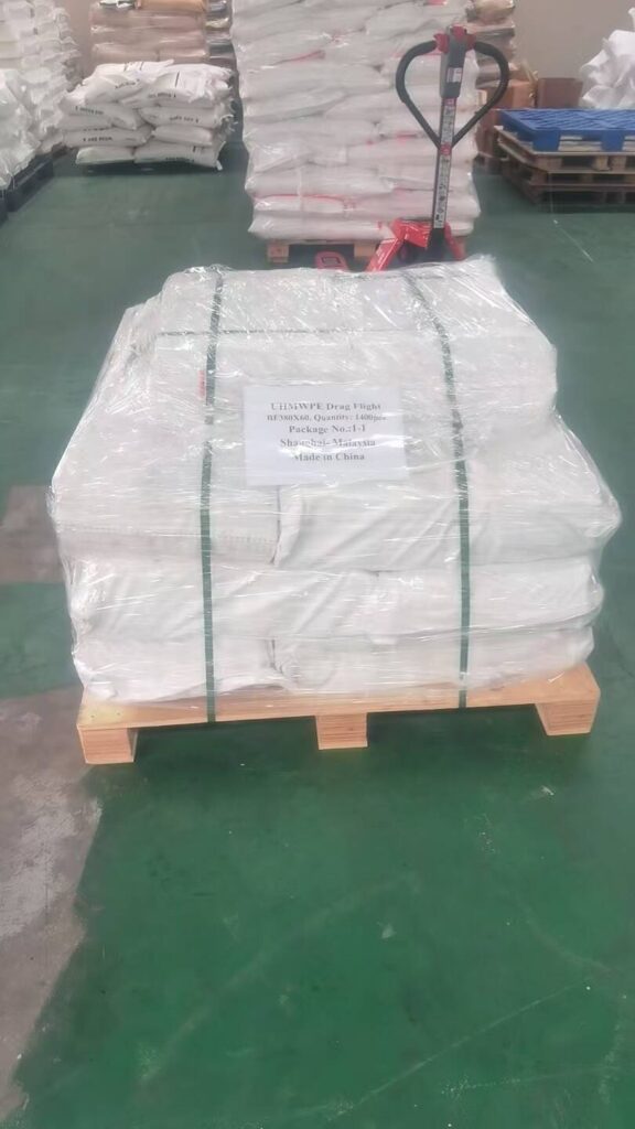 1,400 custom UHMWPE conveyor flights securely packed on one pallet for shipment to Malaysia