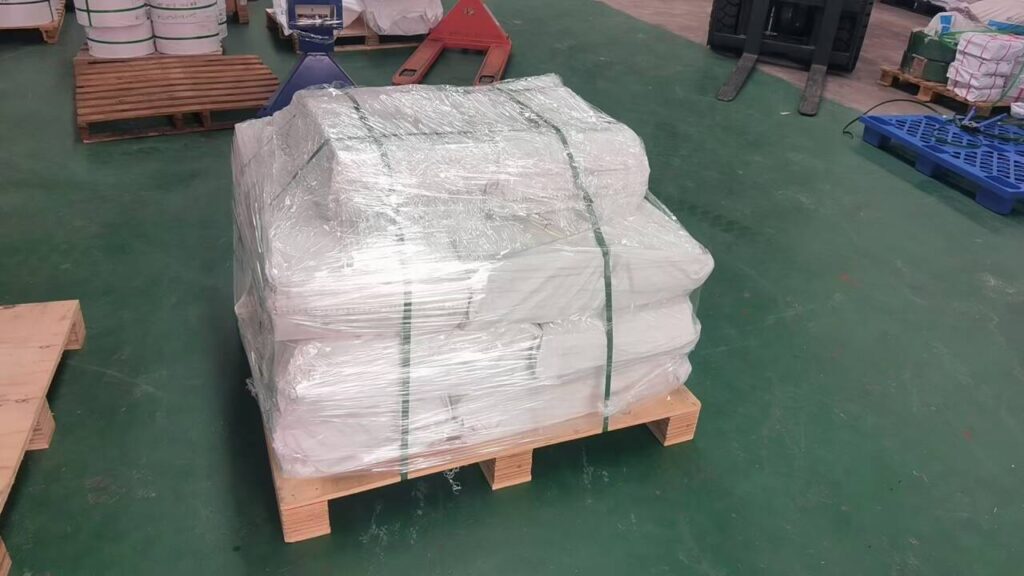 Side view of pallet packaging for custom UHMWPE conveyor flights with a gross weight of 362 kg