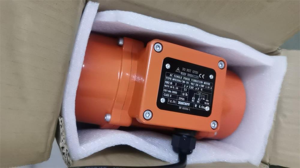 Single-phase industrial vibrator motor for silos hoppers and material discharge equipment