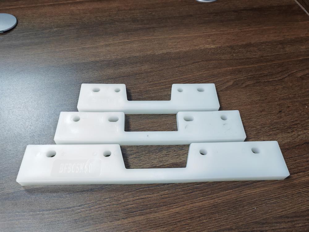 White BF plastic conveyor flight samples in different sizes