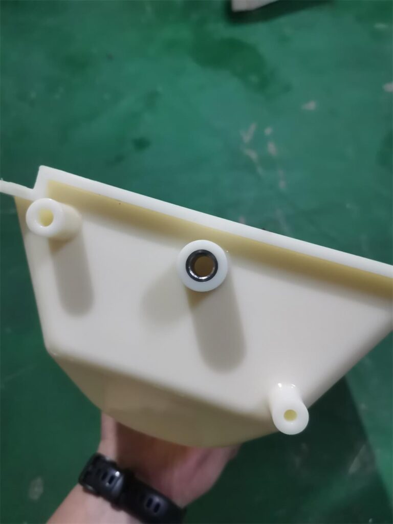 DL3319 Z bucket elevator bucket side mounting boss with metal bushing