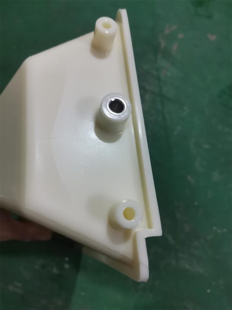 Reinforced side mounting points on DL3319 Z bucket elevator buckets