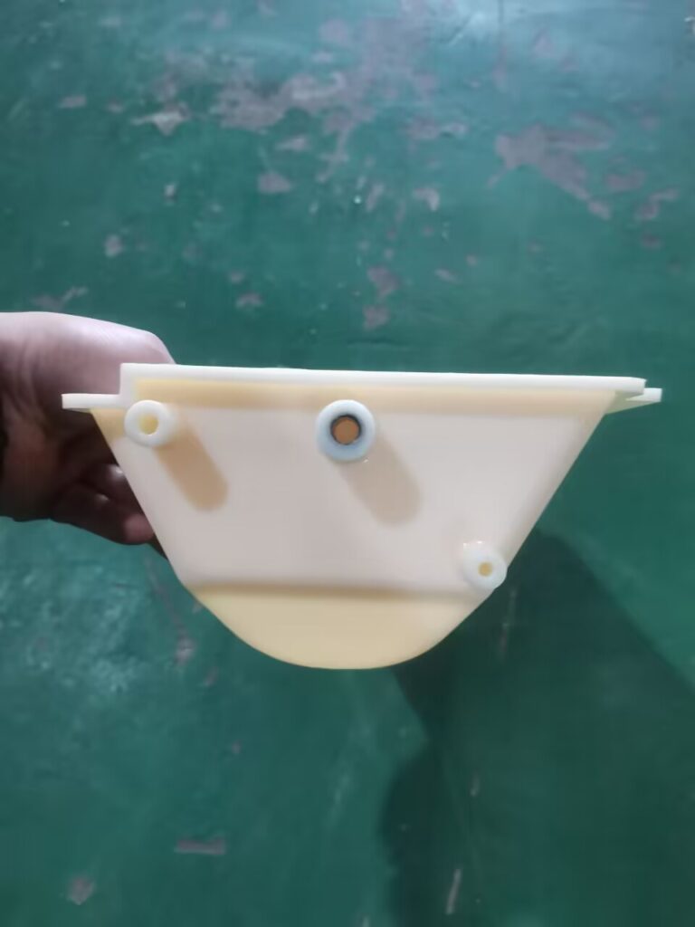 Side mounting arrangement of a DL3319 Z bucket elevator bucket