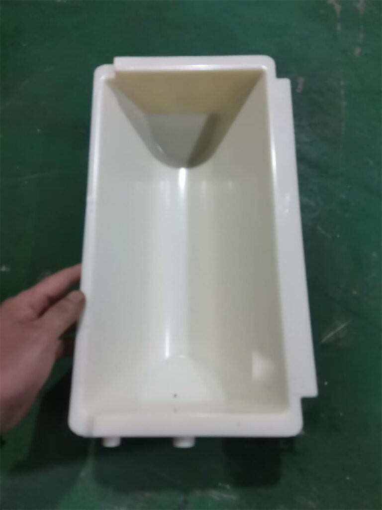 Top flange detail of a white DL3319 Z elevator bucket