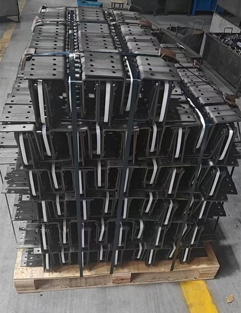 Stacked GLF100 scraper conveyor chains for a Colombia order