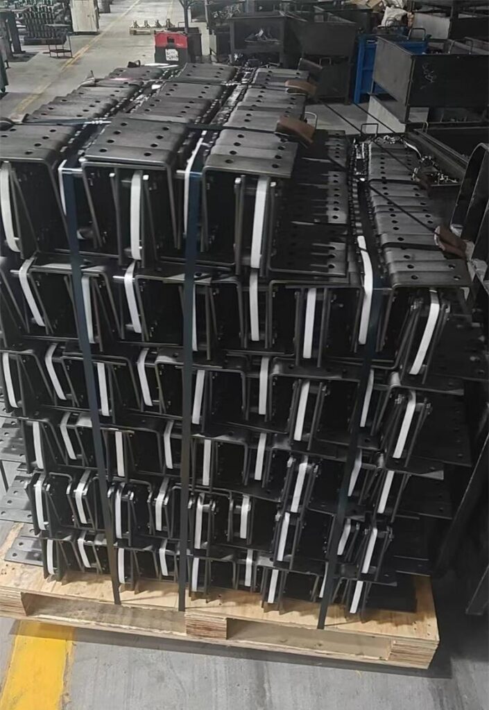 GLF100 scraper conveyor chains secured on a pallet for Colombia