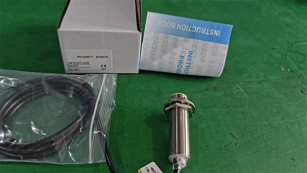 LM18-D1LA05 proximity sensor with cable, instruction booklet and packaging